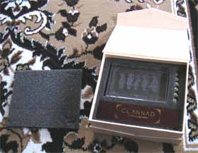 箱の中にはスポンジに包まれたガラス製モニュメントと台と電池が。
